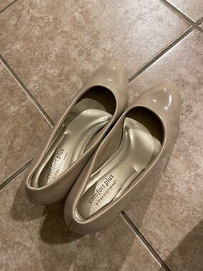 Comfort Plus by Predictions Women's Nude Patent Round-Toe Flats 8 women’s